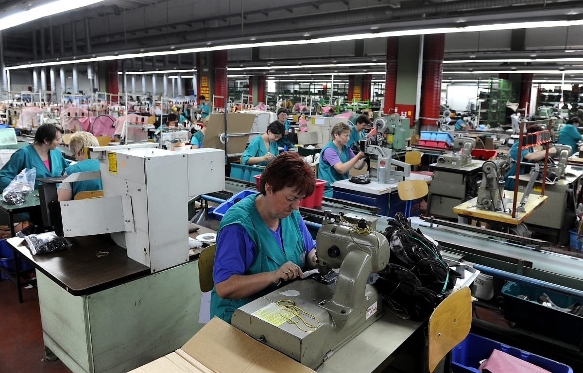 Éhbérért robotoló kelet-európai munkásnők készítik a Versace, Prada és több más világmárka ruhakölteményeit