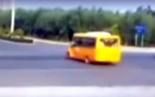 Megtörtént a legrosszabb: iskolabuszba rohant egy teherautó – videó
