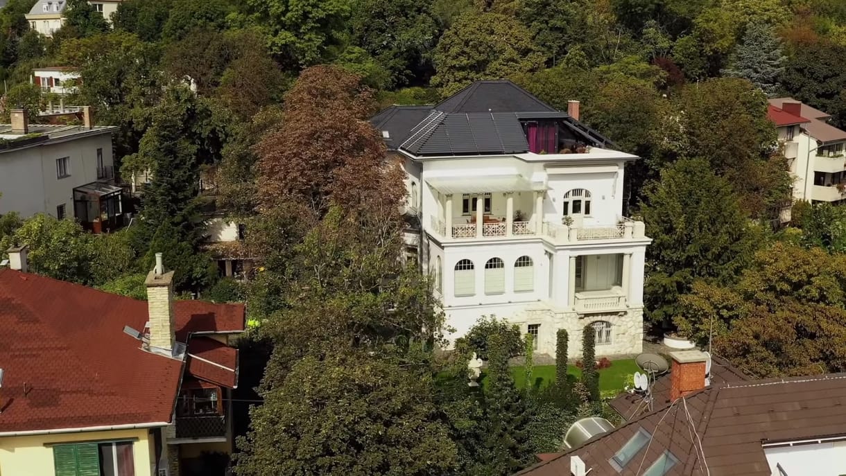 Drónvideón lesheti meg a Rogán jobbkezéhez kötődő egymilliárdos villát