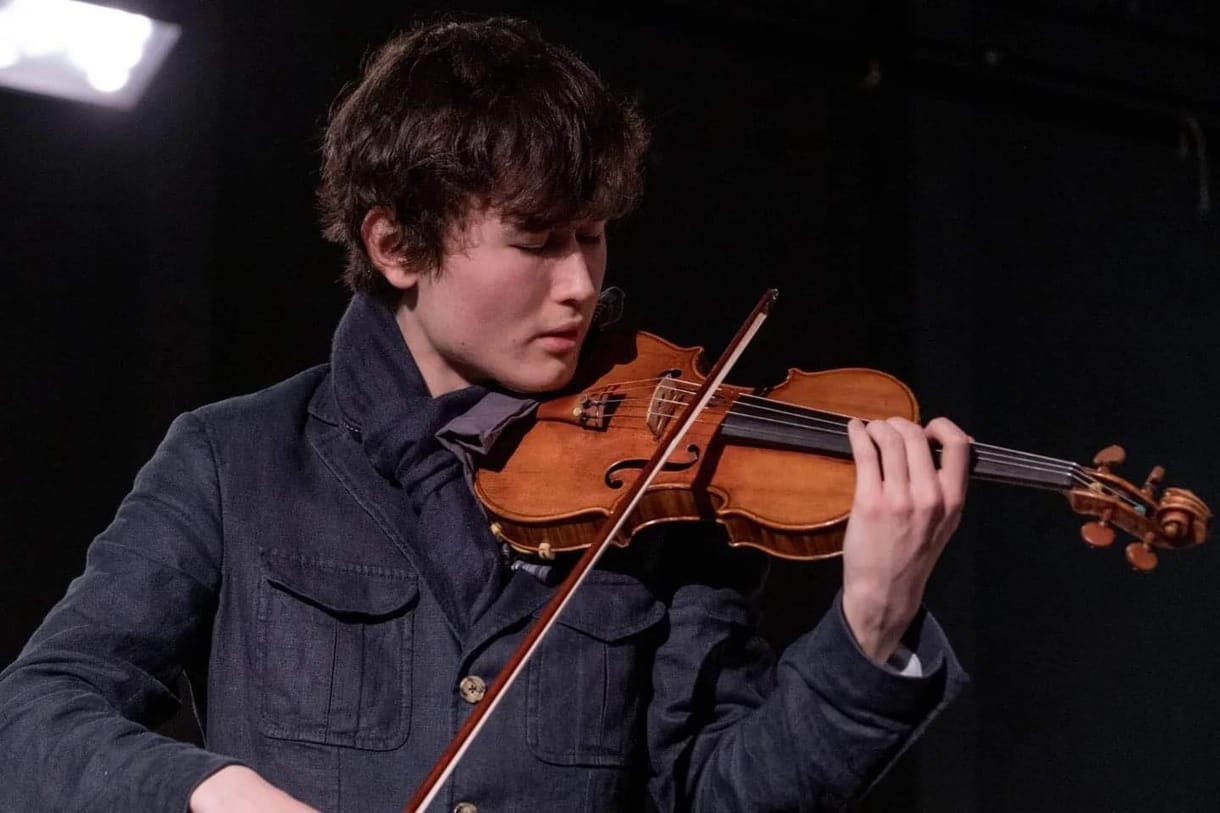 Csodagyerekből lett sztárhegedűs játssza a Margitszigeten Saint-Saëns szenvedélyes versenyművét 