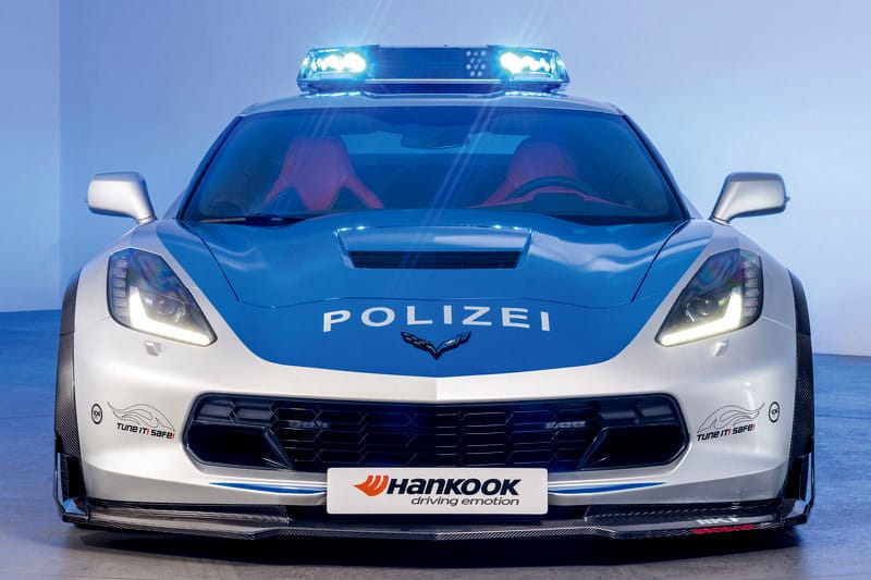 Jól áll a Corvette-nek a rendőregyenruha