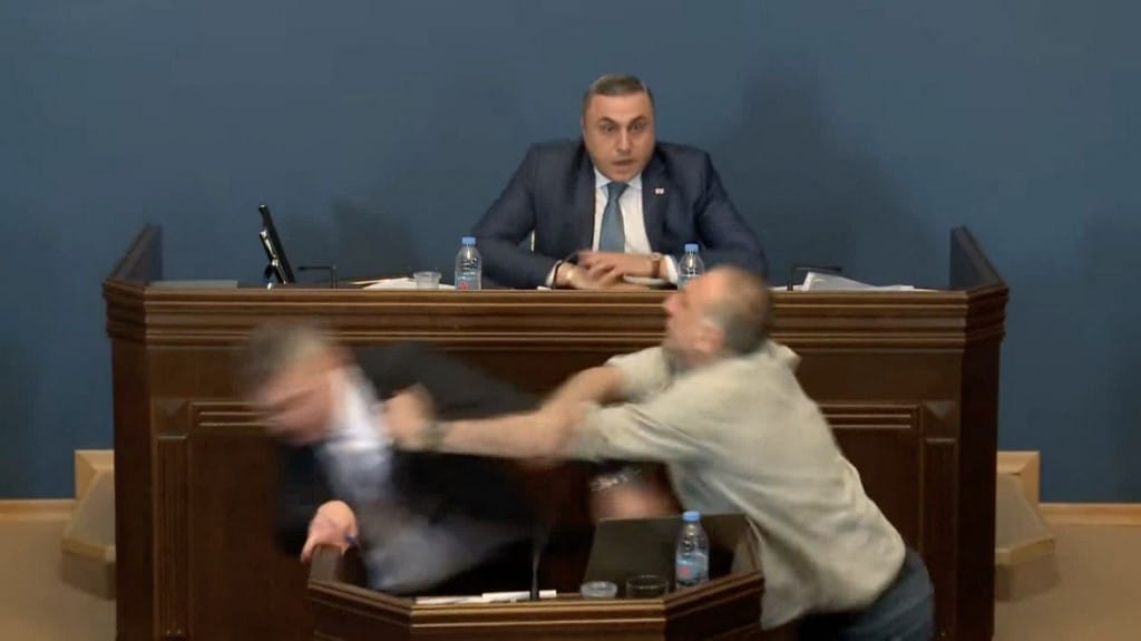 Verekedés tört ki a grúz parlamentben egy orosz mintára bevezetett törvény miatt – videó