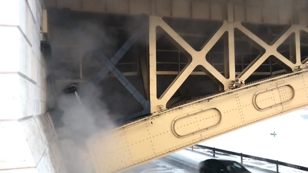 Ellophattak egy szelepet, ezért ömlött a gőz a Margit híd lábánál – videó
