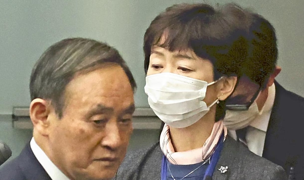 Lemondott a japán kormány sajtóreferense, mert megvendégelte a miniszterelnök fia