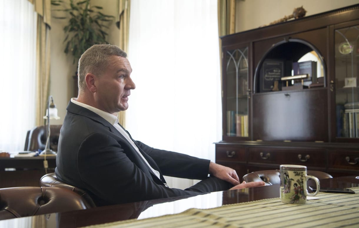 Magyarázkodik a DK, miért nem álltak be még Botka mögé