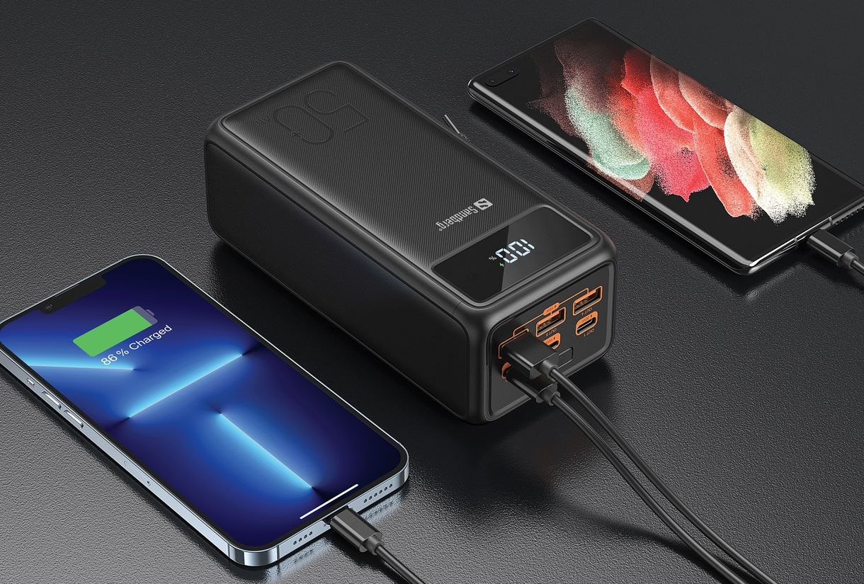 Nem elgépelés: megjelent az 50 000 mAh-es powerbank, amiről mobil és laptop is tölthető, még lámpa is van benne