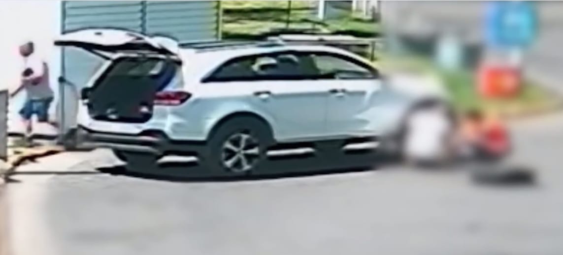 Ezért zárja be mindig az autóját, ha kereket cserél – videó