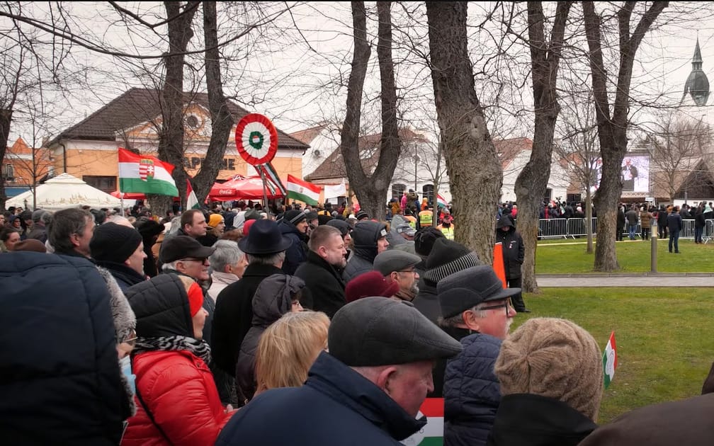 „Nem akartam úgy meghalni, hogy ne lássam Orbán Viktort, csak a tévében” – a miniszterelnök közönségét kérdeztük Kiskőrösön