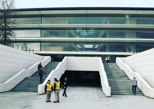 Gyönyörű, de nem tökéletes: belefejelnek az üvegfalakba az Apple Park dolgozói