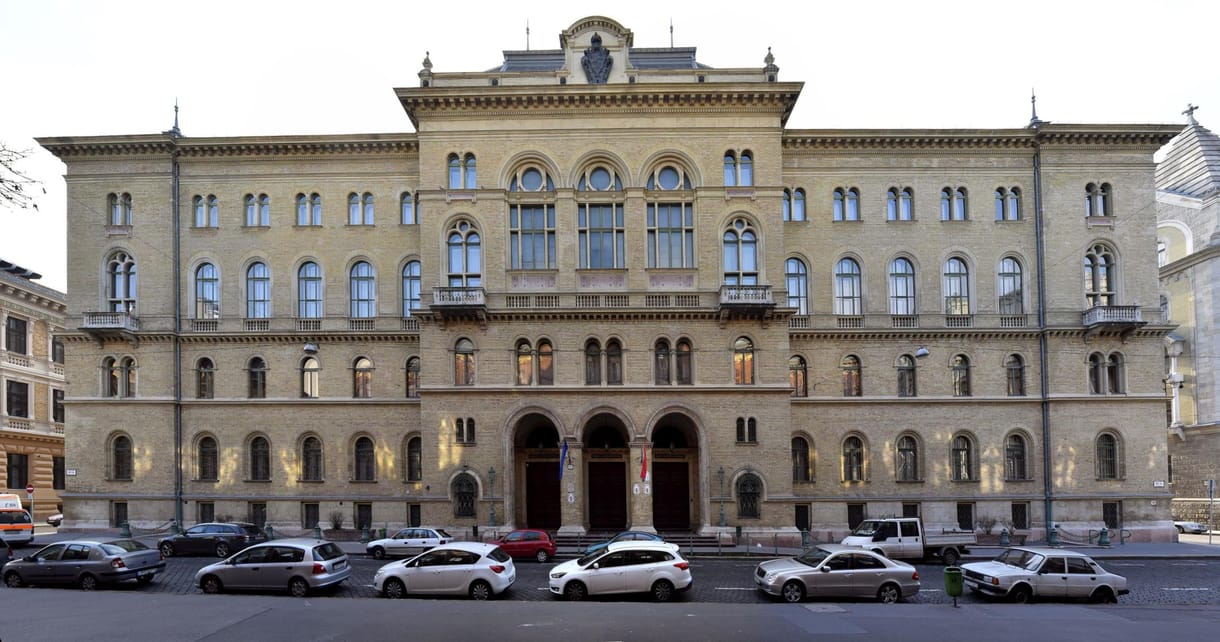 „Orbán Viktor is hasonlóan gondolkodik” – mondta a villamoson leszbikus párra támadó férfi a tárgyalásán