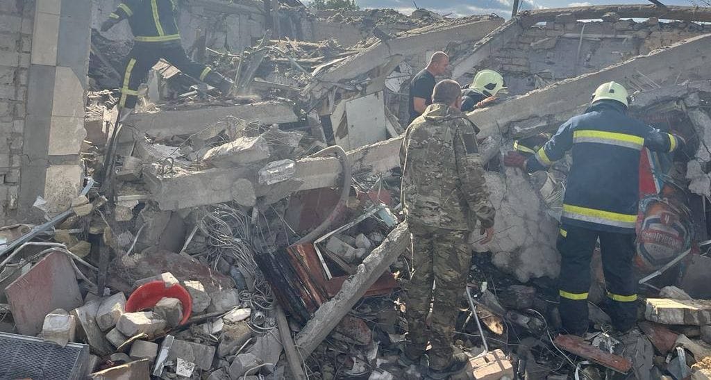 Ukrán titkosszolgálat: helyi lakosok irányították a hrozai kávézóra az orosz rakétát