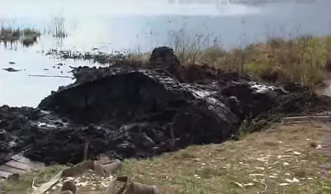 Így néz ki egy T-34-es tank, amit hosszú évek után húznak ki a tó mélyéről – videó