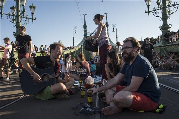 Ott piknikeztek Budapesten, ahol máskor villamosok dübörögnek – fotók