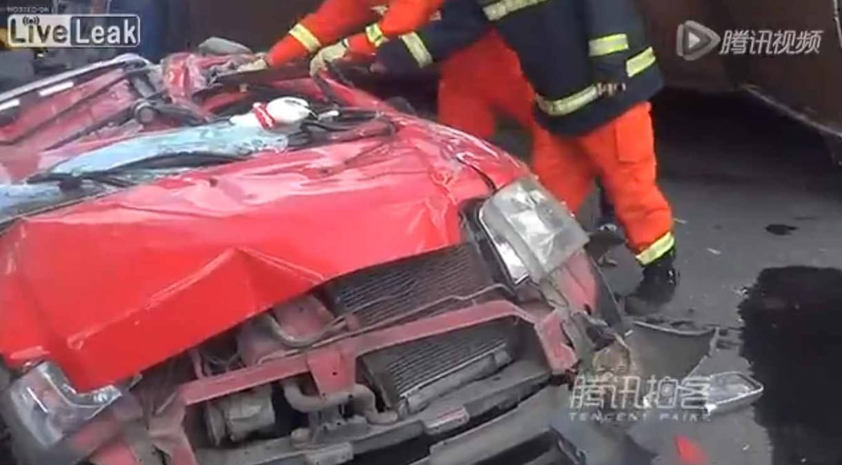 Ebből a roncsból élve szállt ki a sofőr? – videó