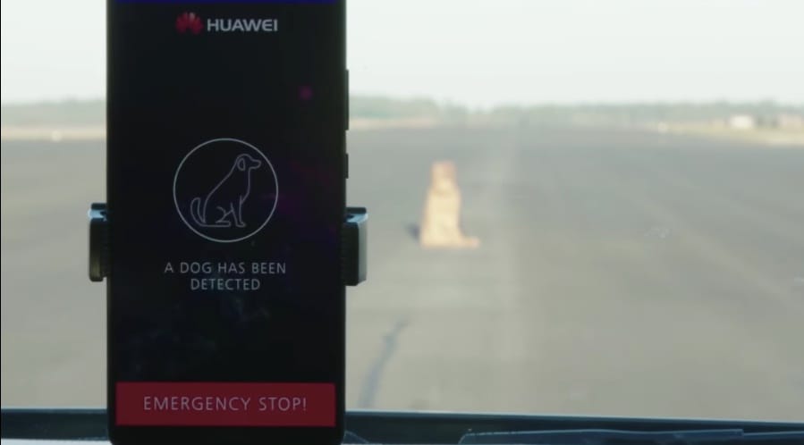Nem elírás: 5 hét alatt megtanult autót vezetni a Huawei csúcsmobilja – videó