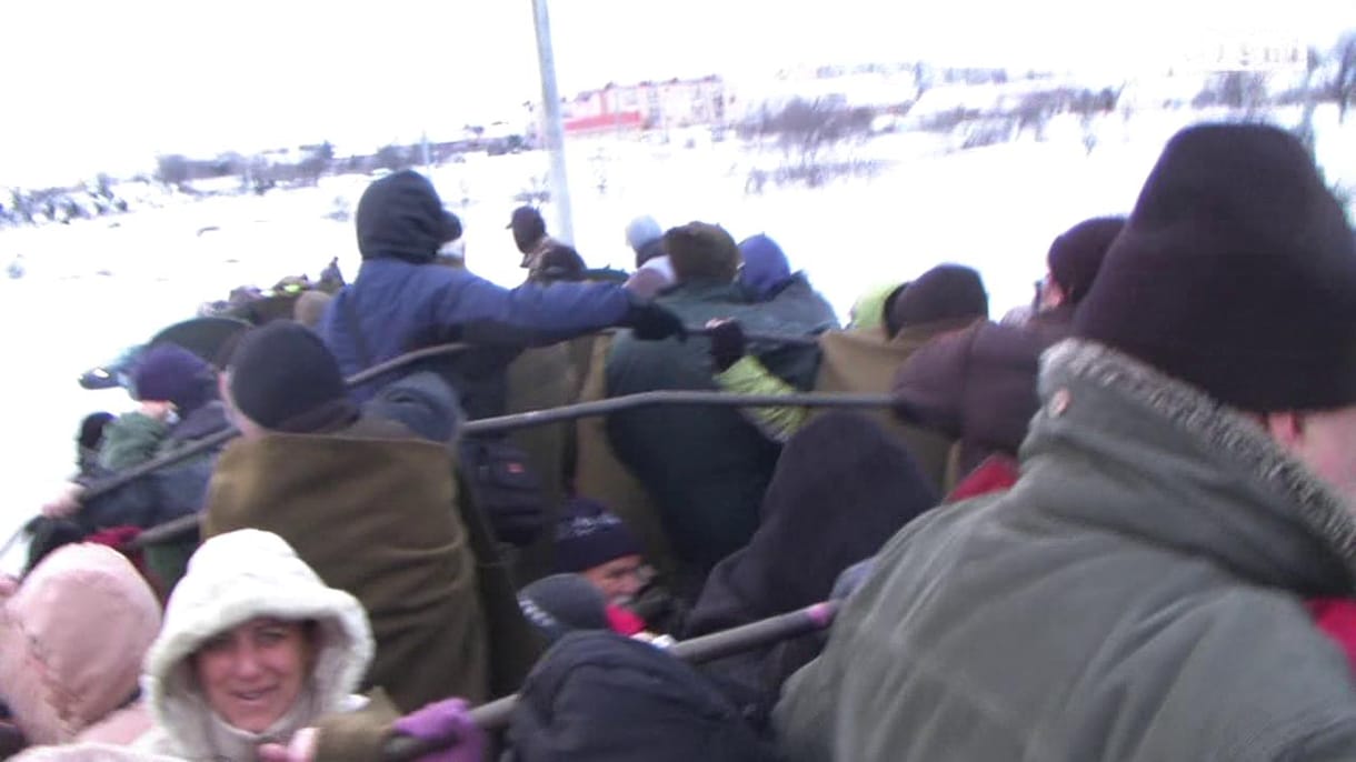 Így mentették az embereket a hó fogságából - videó
