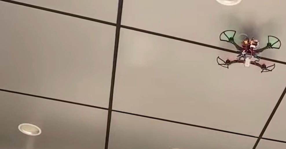 Ha kell, úszik, ha kell, repül, ha kell, kapaszkodik ez a drón