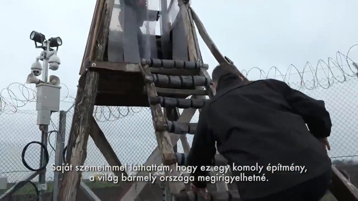 „A világ bármely országa megirigyelhetné” – mondja Orbán, miközben egy összetákolt fatornyot látunk