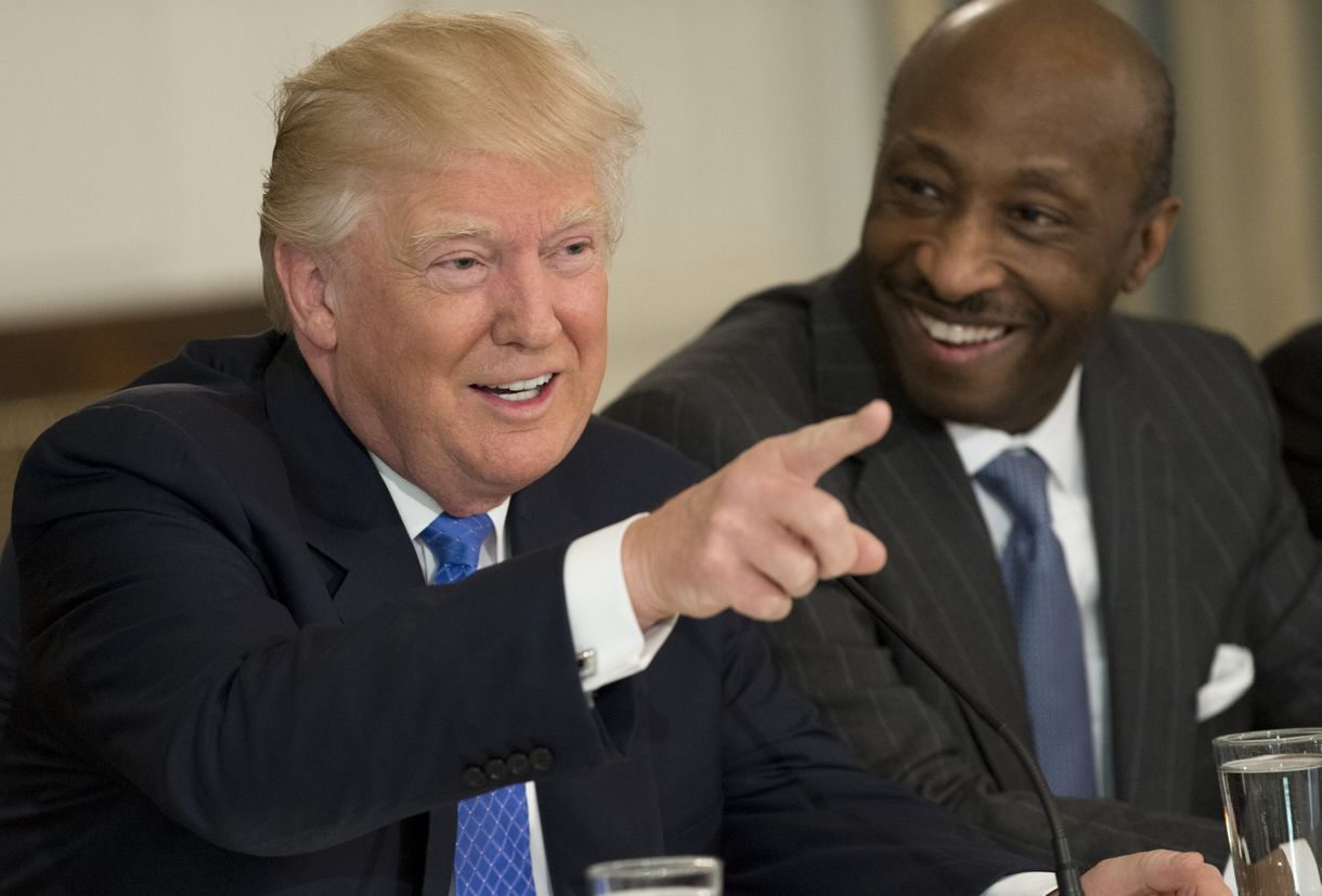 Sorra lépnek ki a cégvezetők Trump mögül – egyikük 