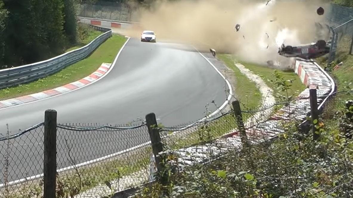 Kilenc és felet forgott a levegőben a Porsche, mielőtt a tetején landolt – videó