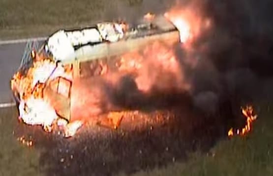 Hatalmas lángokkal égő kisbuszt és kigyulladt személyautót videóztak az M0-son