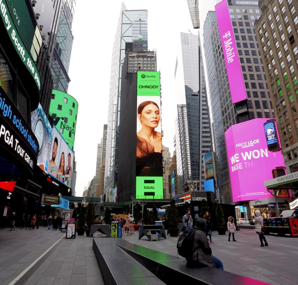 Magyar énekesnő arcát mutatták a Times Square-en, egy óriáskivetítőn