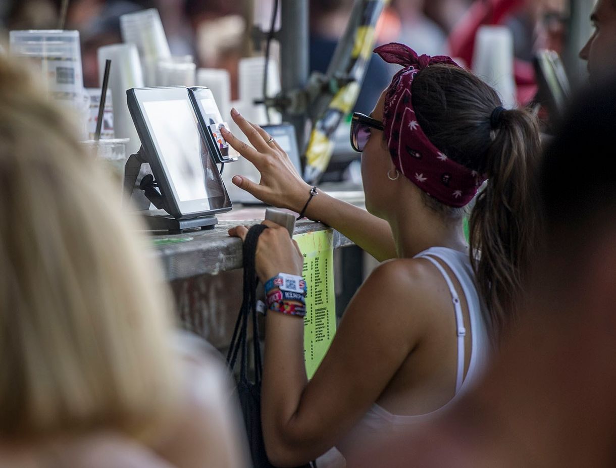 És akkor Gerendai Károly helyett a kocsma pultosa panaszkodott a Sziget miatt
