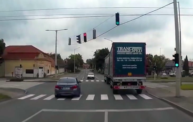 Életveszélyes előzést mutatott be a BMW-s – videó