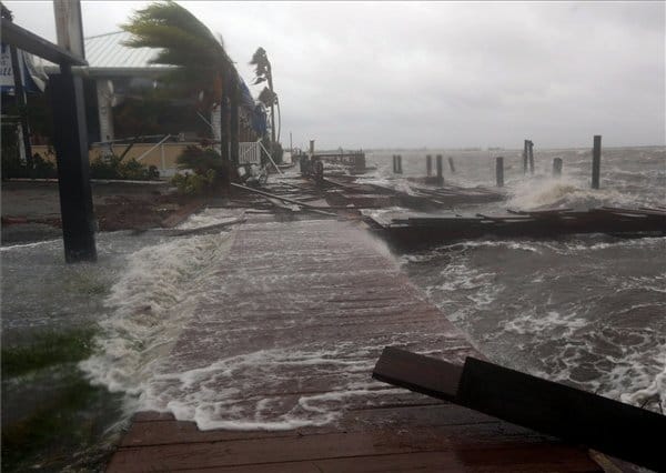 Megérkezett Floridába a Matthew hurrikán