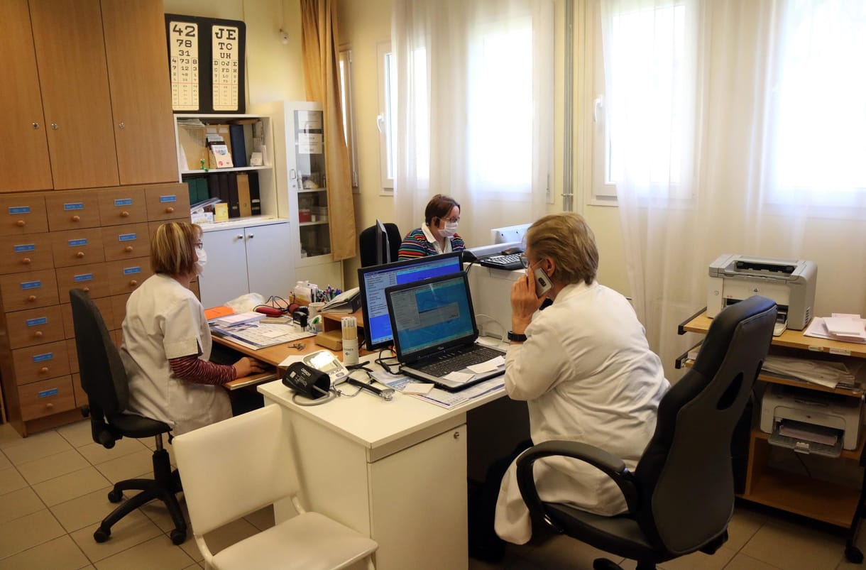 800 ezer antigén gyorstesztet kapnak a háziorvosok