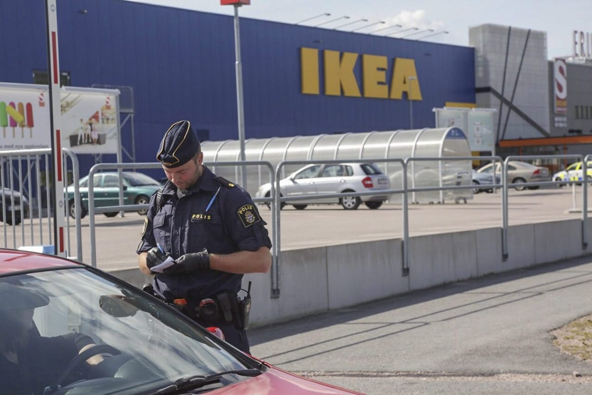 Végezni akart magával a férfi, aki késelt a svéd IKEA-ban