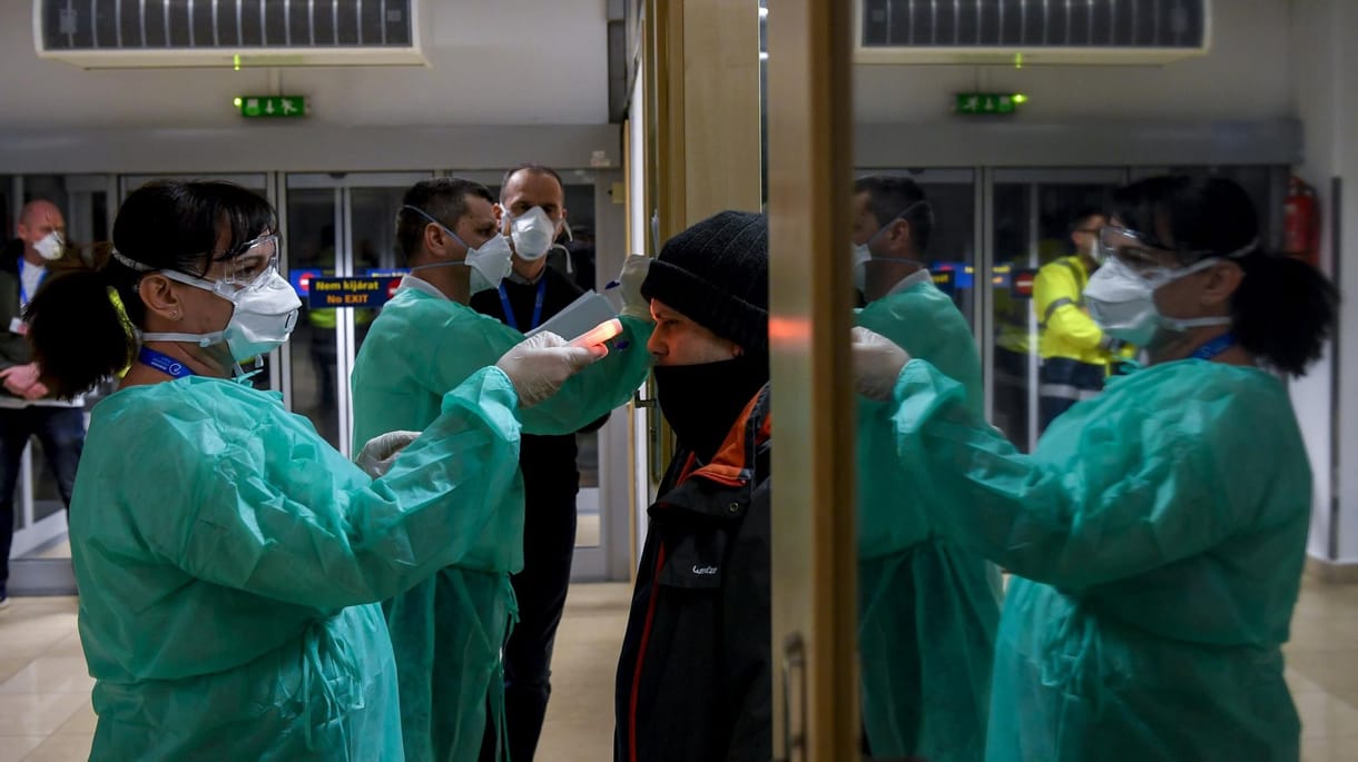 Debreceni repülőtér: rossz volt az egyik lázmérőjük, de mindenkit megvizsgáltak egy másikkal is