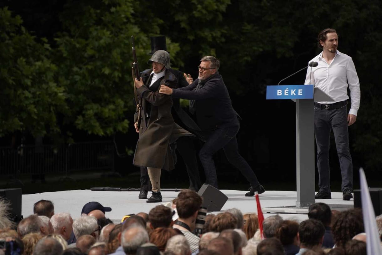 Szürreálisan giccses nemzeti hippiműsort sikerült Vidnyánszky Attilának színpadra állítania, hogy Orbán Viktor beszédének megágyazzon