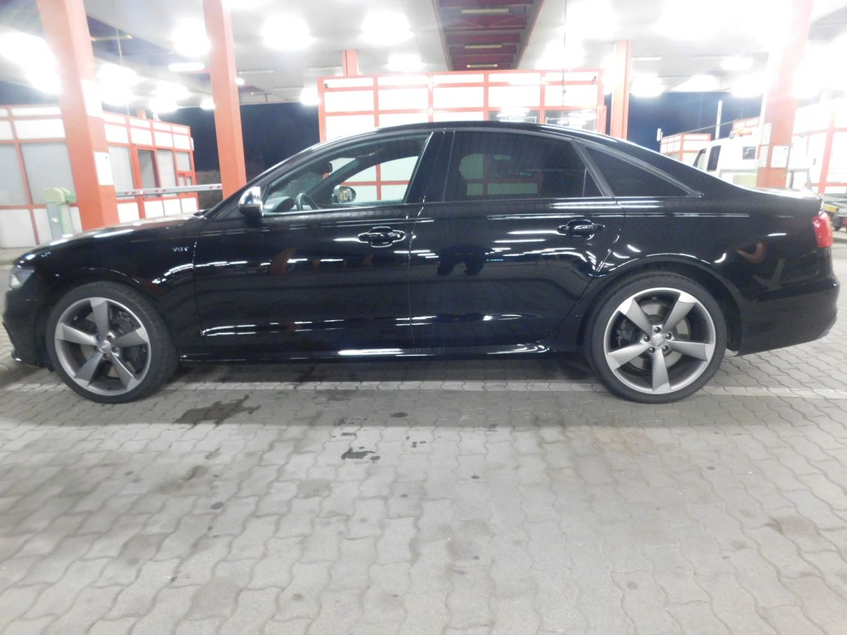 Jó ízlésű tolvajok egy Audi S6-ost akartak kitrélerezni az országból