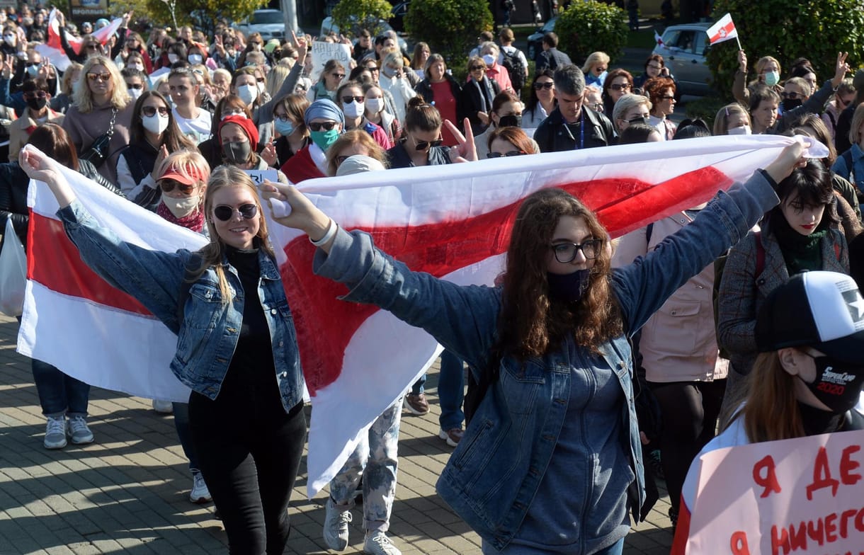 Újra tízezrek vonultak a belarusz utcákra, 77 tüntetőt vettek őrizetbe