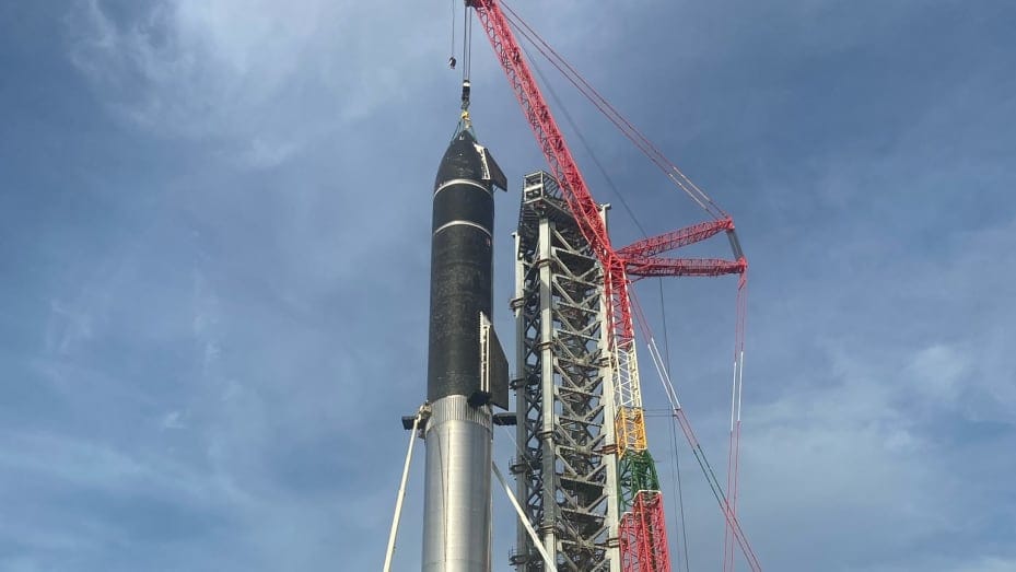 A SpaceX újabb bravúrja: már a kilövőálláson pózol a világ legnagyobb űrhajója