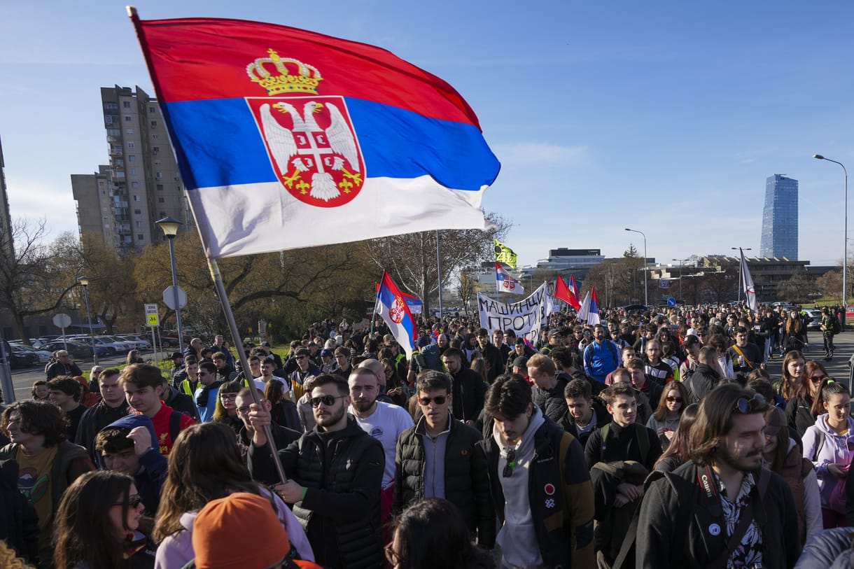Diákok tömegei négy napon át gyalogoltak, hogy a szerb kormány ellen tüntessenek, több tízezren tiltakoznak az újvidéki tragédia miatt