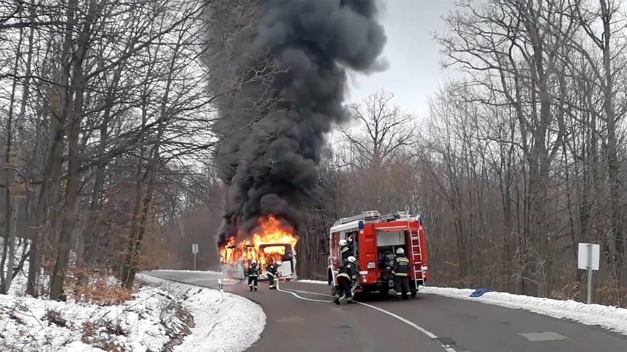 Videó: Félelmetes látni, ahogy sűrű füsttel porig ég a mátraházi busz