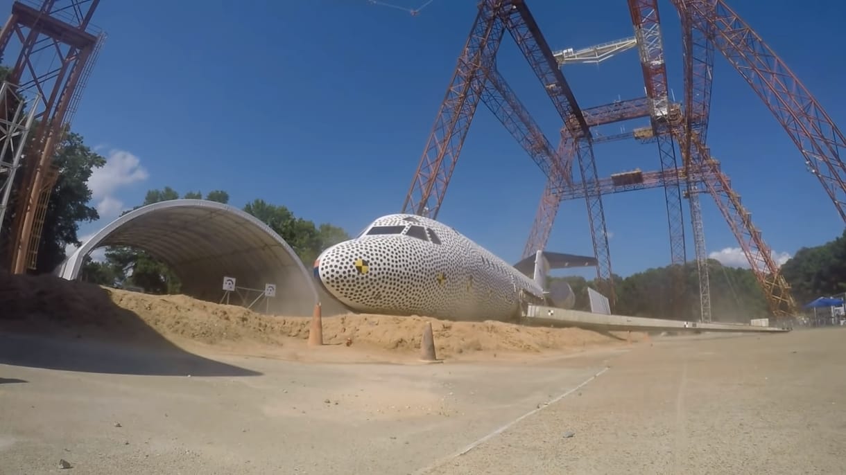 A földre dobtak egy 15 tonnás repülőt a NASA szakemberei, de jó okkal – videó
