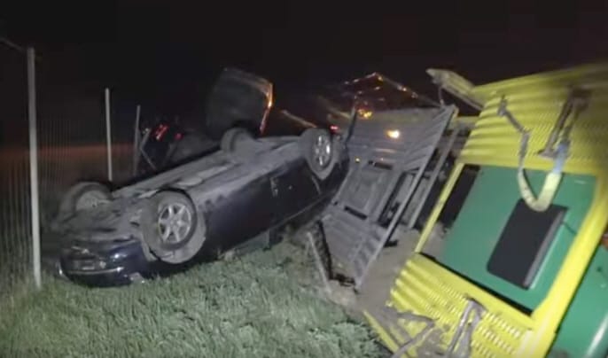 Itt a videó a 86-oson felborult trélerről - Lexus, Audi, Volvo szanaszét