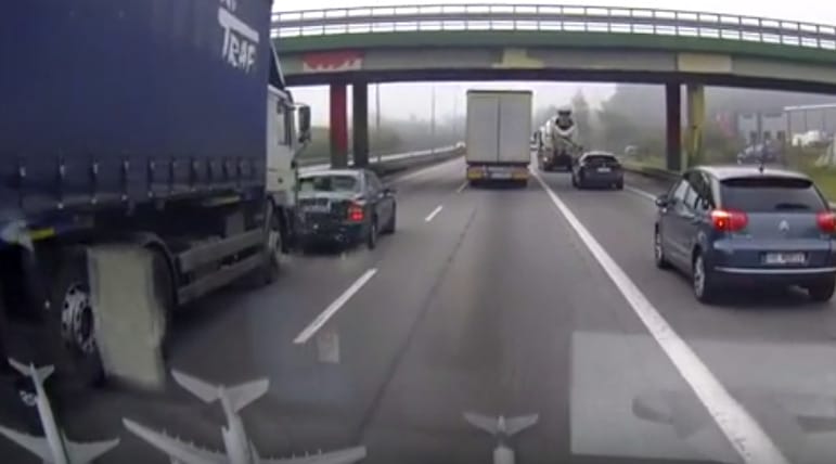 Rossz vége lett a büntetőfékezésnek, a teherautó nem vette a lapot – videó
