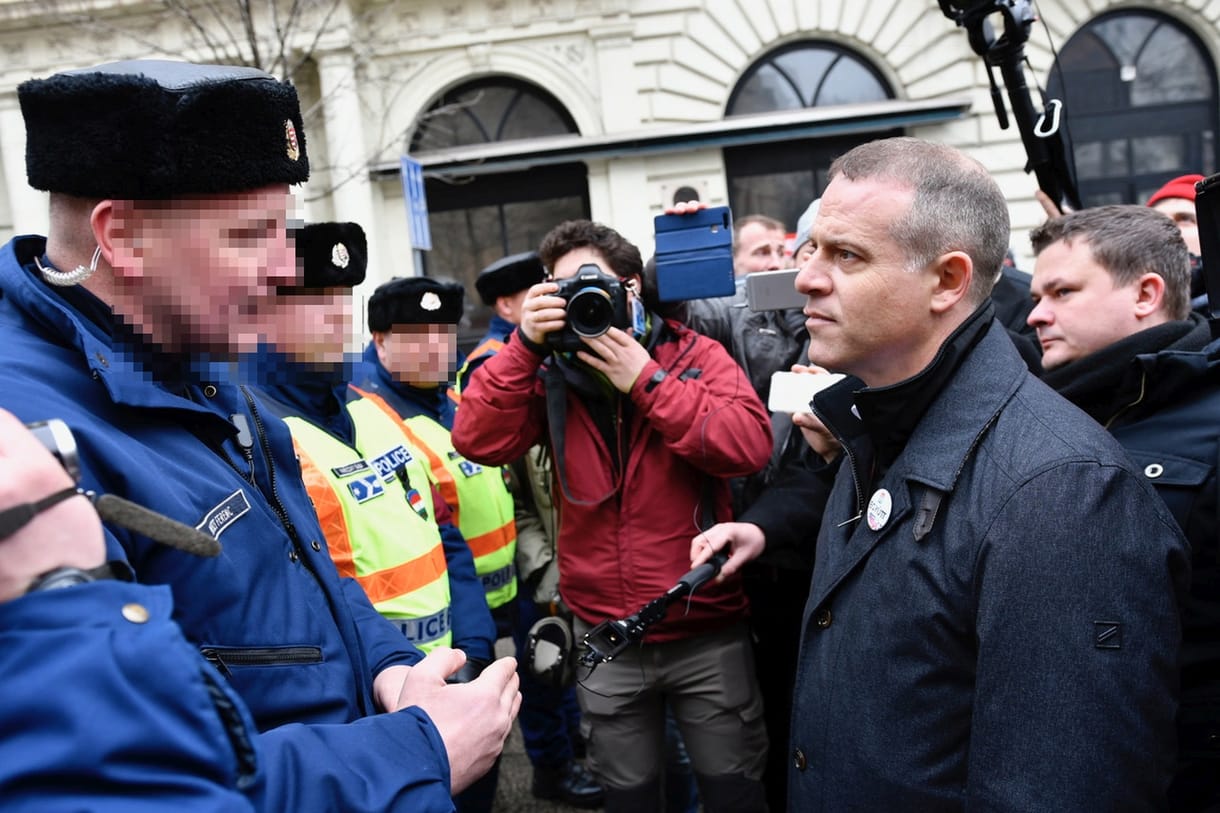 Rendőrök álltak Juhász Péterék útját az Alkotmány utcánál – videó