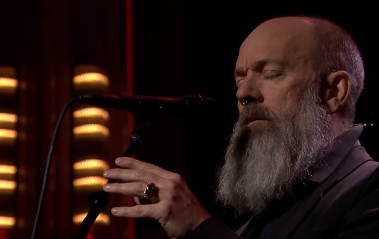 Bowie-t énekel a nagy szakállú, orrpiercinges R.E.M.-énekes – videó