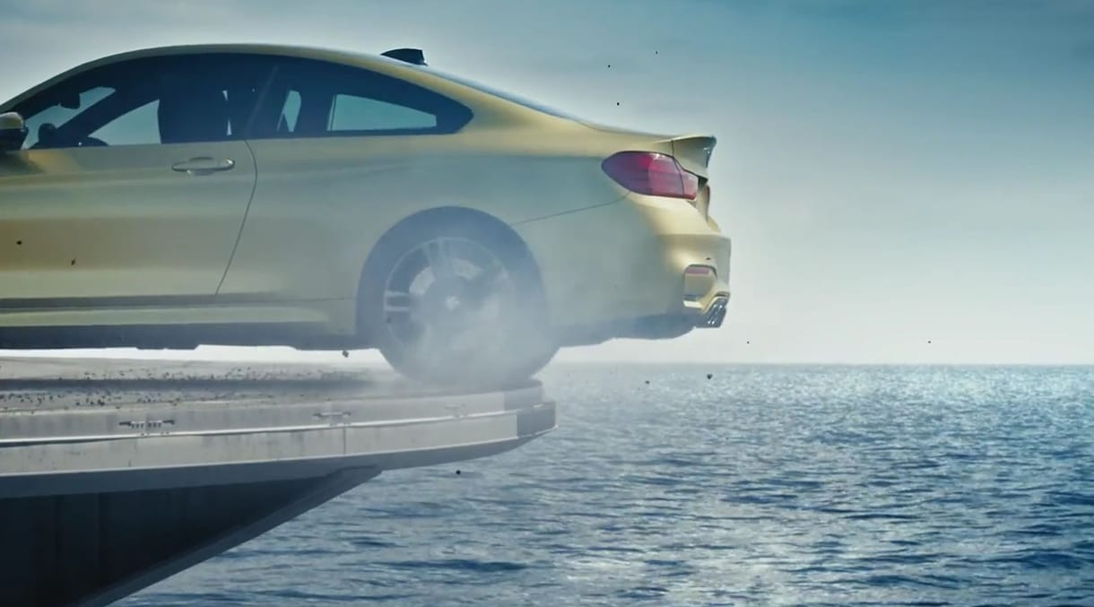 Mit keres egy száguldó BMW M4 egy repülőgép-anyahajón? - videó