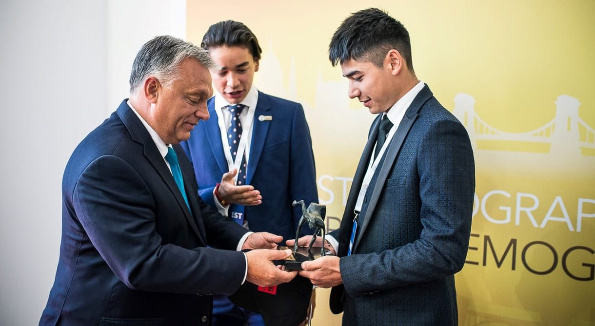 Ajándékot kapott Orbán Viktor a Liu testvérektől