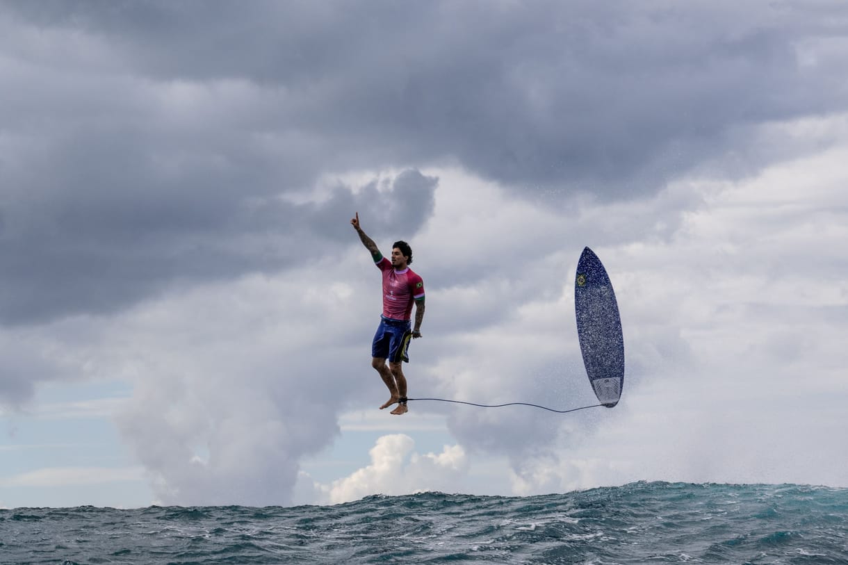 Arany pillanat. Abszolút győztes kép. A brazil Gabriel Medina reakciója a párizsi olimpia férfi szörfversenyének harmadik fordulójában