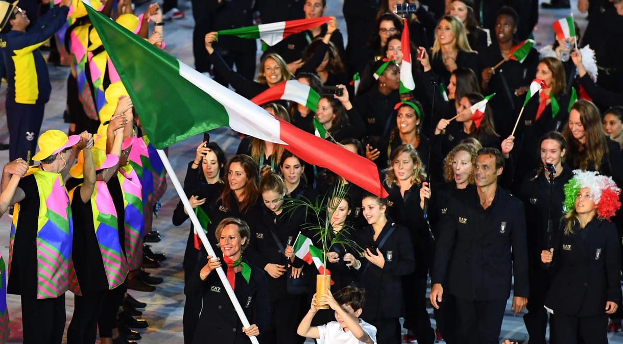 Kitilthatják az olasz zászlót és himnuszt az olimpiáról