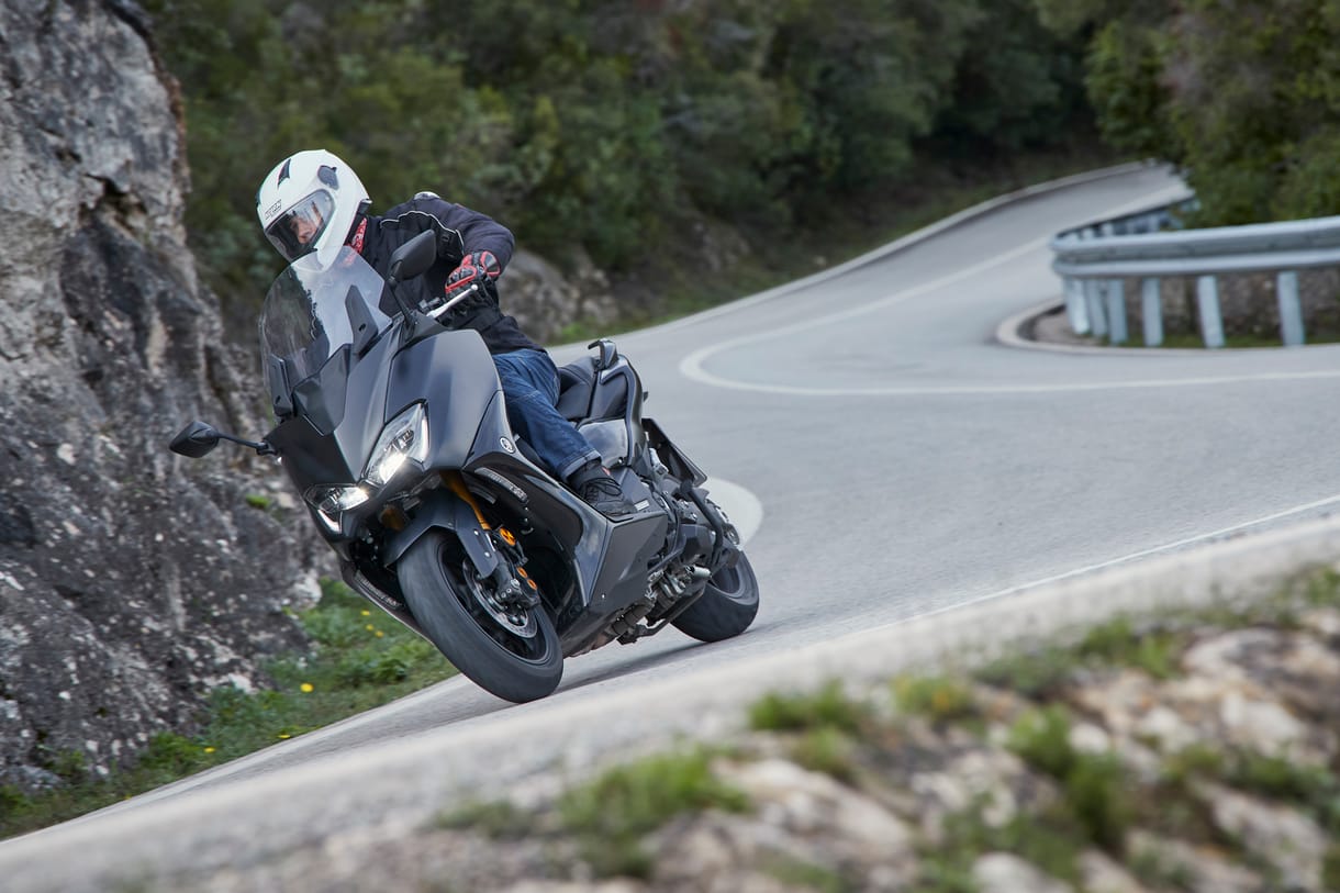 Autó helyett is megállja a helyét – menetpróbán az új Yamaha Tmax
