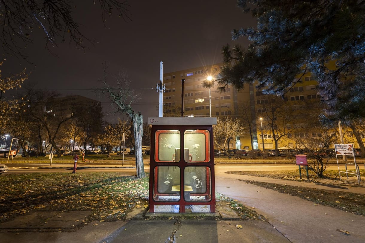 Kis magyar abszurd: senki nem vállalja a rohadó telefonfülkéket