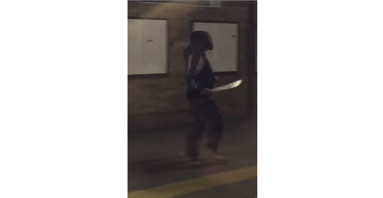Bozótvágó késsel hadonászó férfi okozott pánikot egy londoni metróállomáson – videó